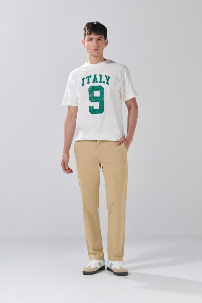 Pantalón en dril straight leg unicolor con tiro medio