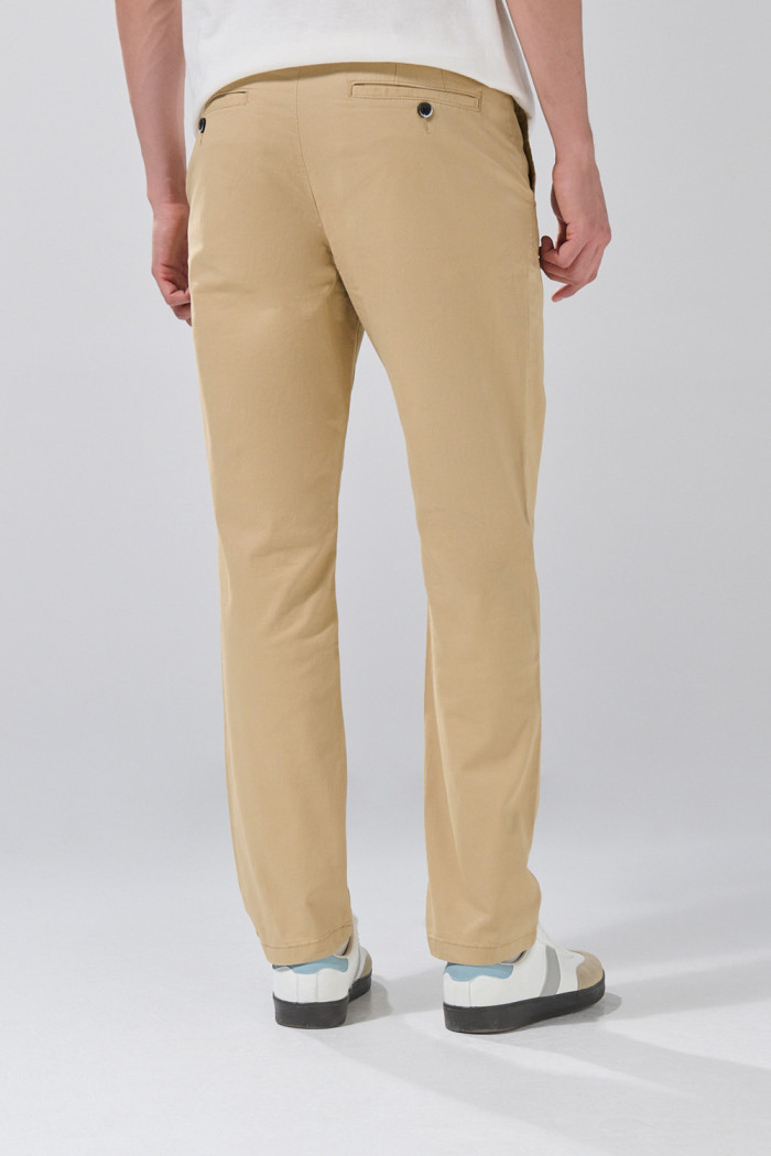 Pantalón en dril straight leg unicolor con tiro medio