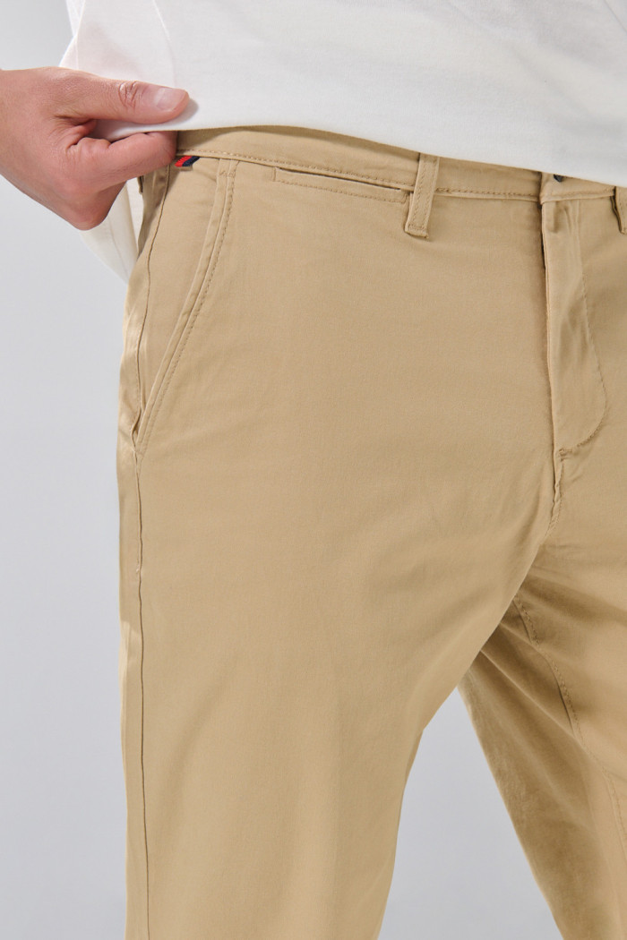 Pantalón en dril straight leg unicolor con tiro medio