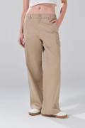 Pantalón unicolor cargo con bolsillos laterales y tiro alto