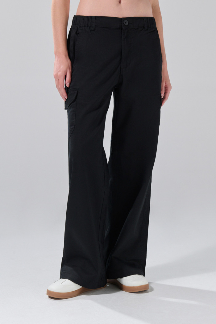 Pantalón unicolor cargo con bolsillos laterales y tiro alto