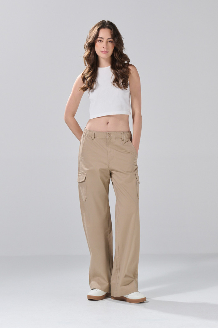 Pantalón unicolor cargo con bolsillos laterales y tiro alto