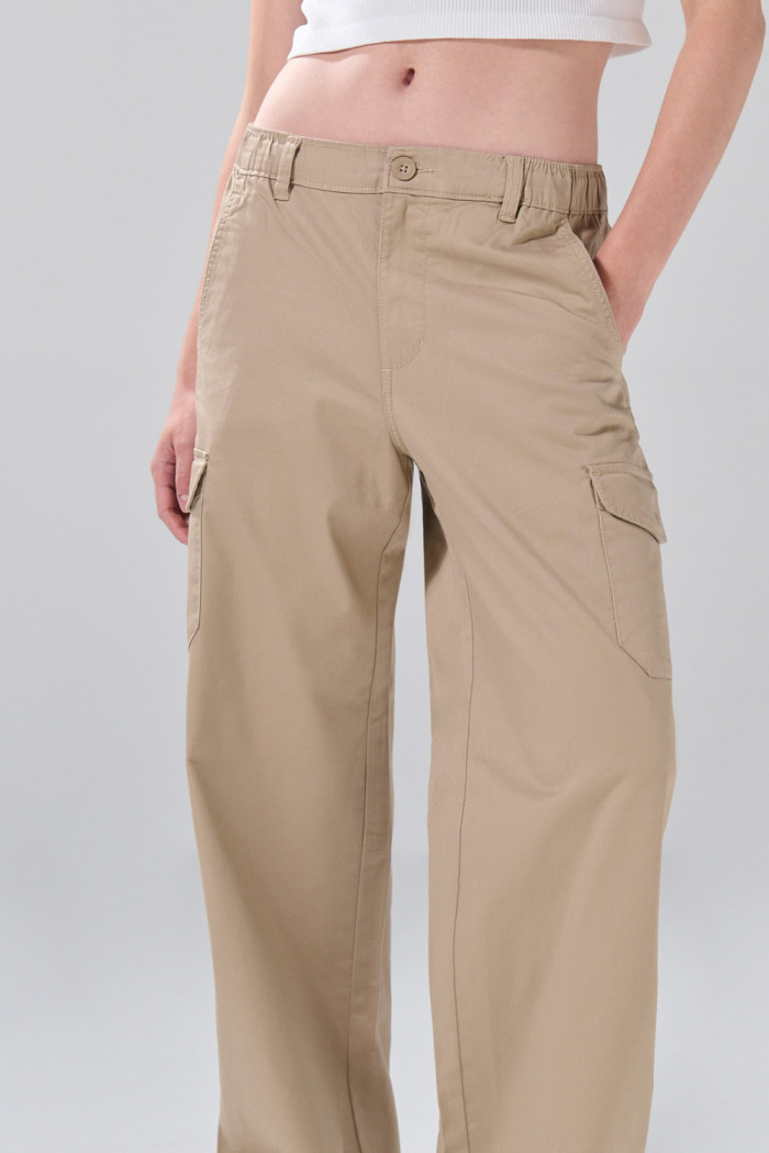 Pantalón unicolor cargo con bolsillos laterales y tiro alto