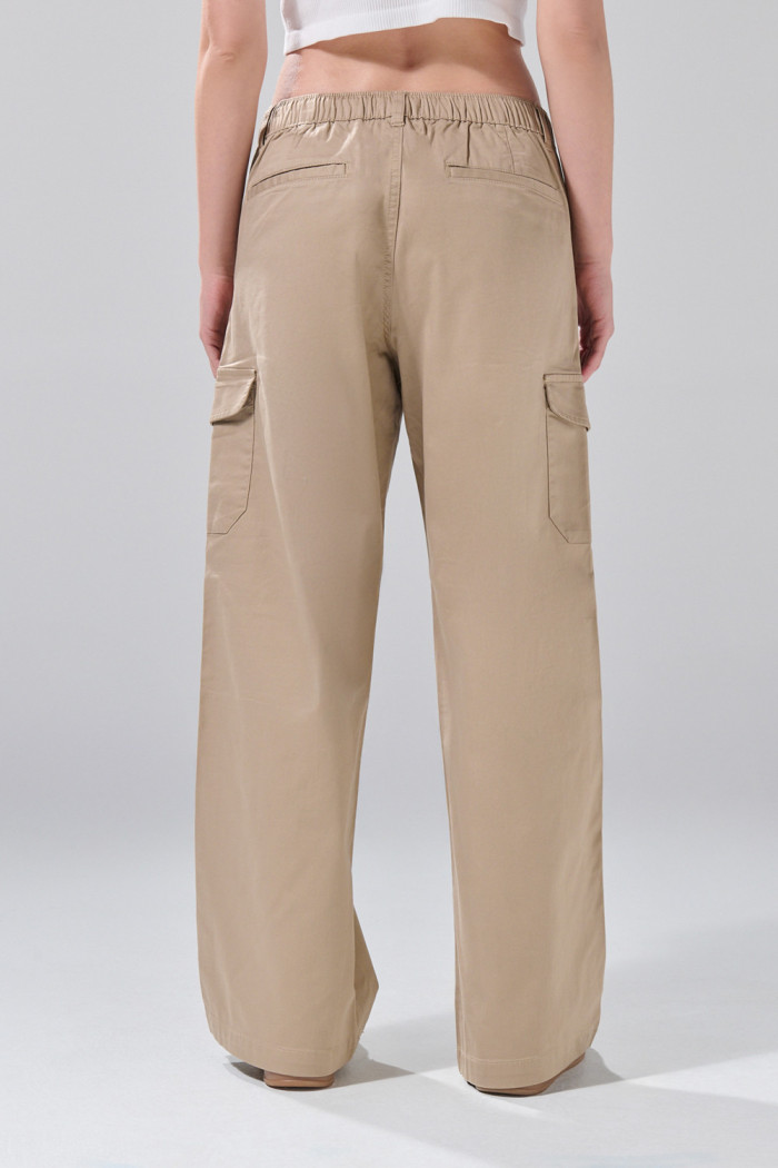 Pantalón unicolor cargo con bolsillos laterales y tiro alto