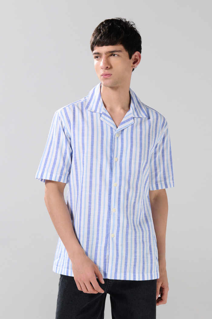 Camisa unicolor a rayas con manga corta y cuello resort