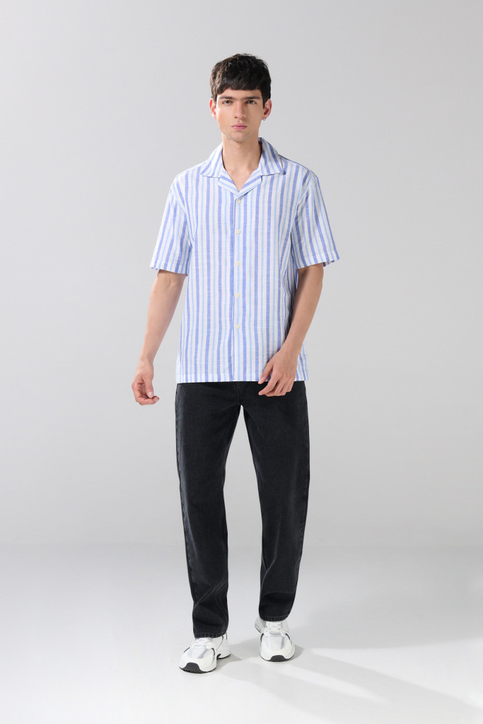 Camisa unicolor a rayas con manga corta y cuello resort