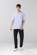 Camisa unicolor a rayas con manga corta y cuello resort