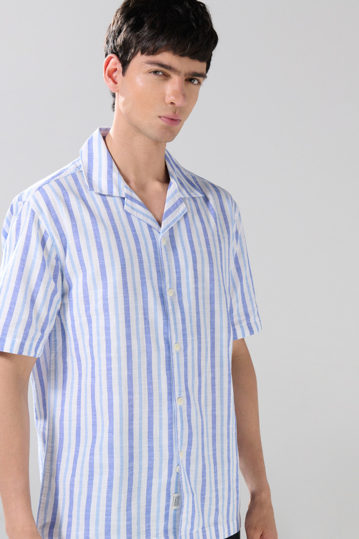 Camisa unicolor a rayas con manga corta y cuello resort