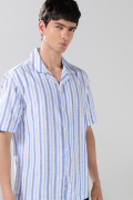 Camisa unicolor a rayas con manga corta y cuello resort