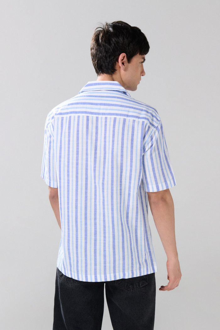 Camisa unicolor a rayas con manga corta y cuello resort