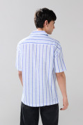 Camisa unicolor a rayas con manga corta y cuello resort