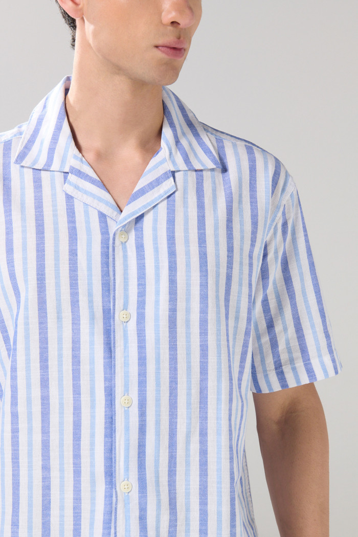 Camisa unicolor a rayas con manga corta y cuello resort