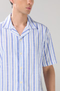 Camisa unicolor a rayas con manga corta y cuello resort