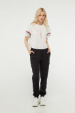 Camiseta crema clara con estampado de letras y cuello redondo