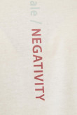 Camiseta crema clara con estampado de letras y cuello redondo