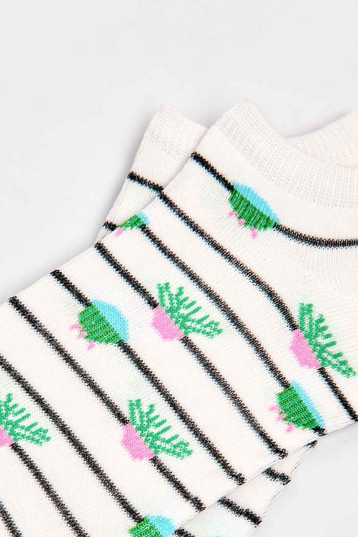 Medias unicolores tobilleras con diseño de plantas.