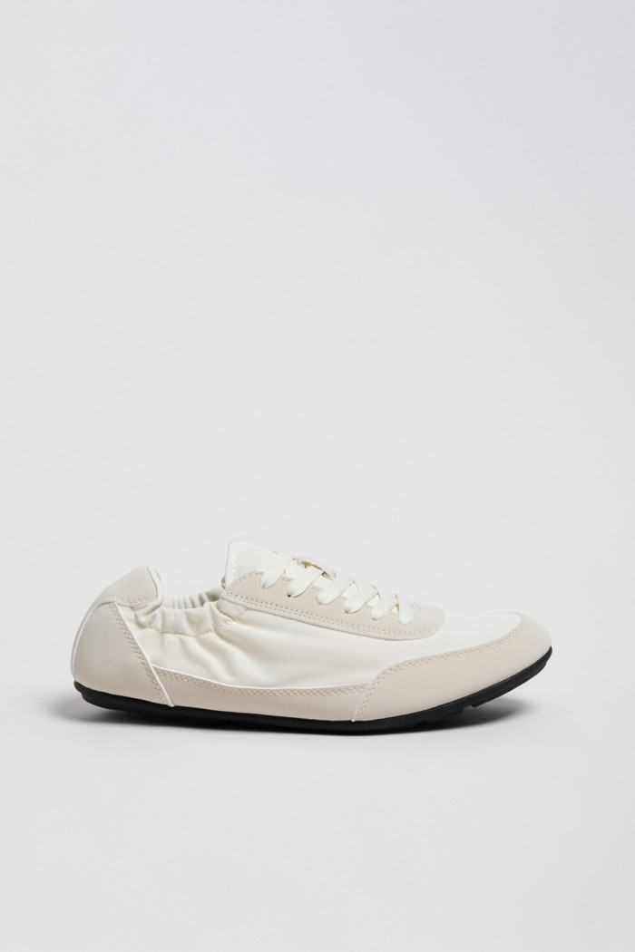 Zapatillas de estilo clásico, suela de caucho natural de perfil bajo.