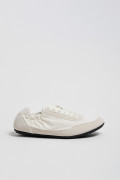 Zapatillas de estilo clásico, suela de caucho natural de perfil bajo.