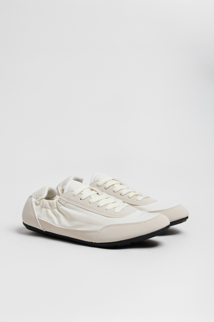 Zapatillas de estilo clásico, suela de caucho natural de perfil bajo.