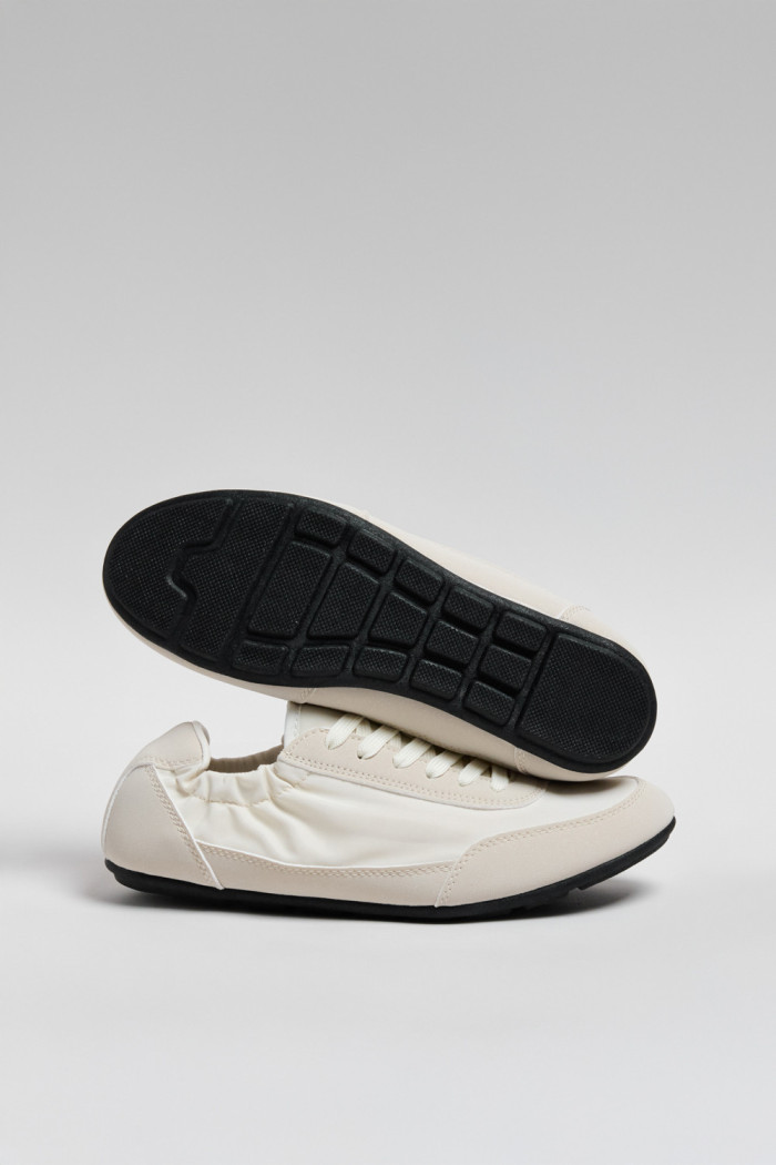 Zapatillas de estilo clásico, suela de caucho natural de perfil bajo.