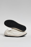 Zapatillas de estilo clásico, suela de caucho natural de perfil bajo.