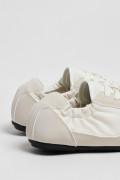 Zapatillas de estilo clásico, suela de caucho natural de perfil bajo.