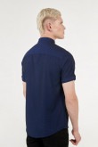 Camisa unicolor con cuello button down y mangas cortas
