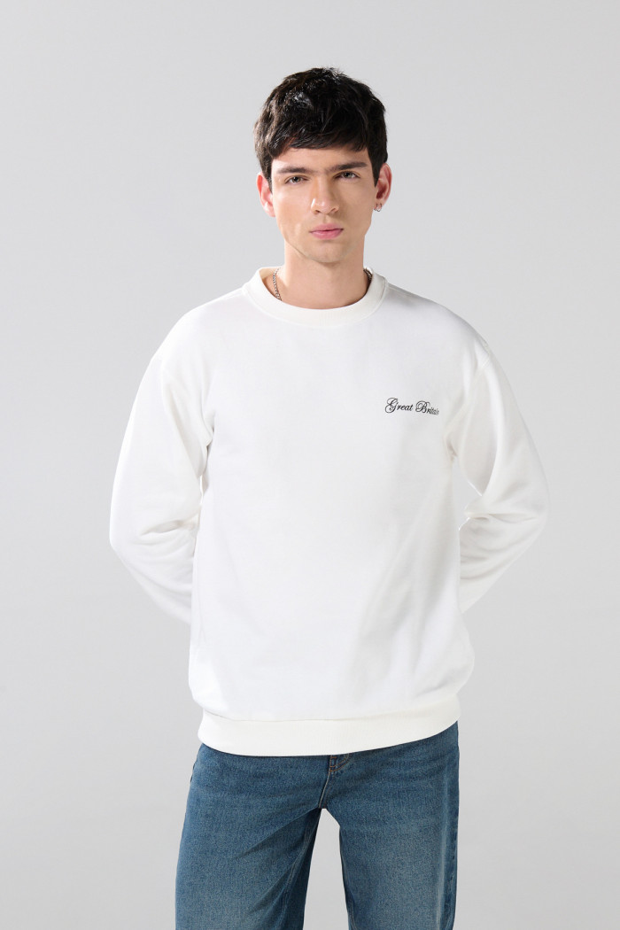 Buzo crema claro cuello redondo con textos college