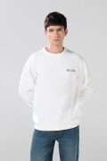 Buzo crema claro cuello redondo con textos college
