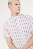 Camisa unicolor manga corta con diseño de rayas verticales