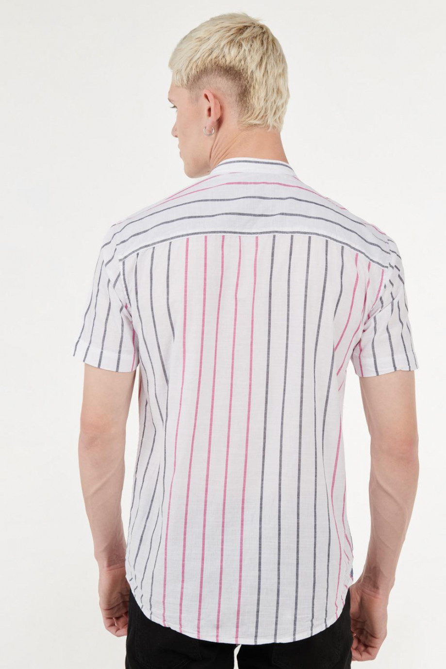 Camisa unicolor manga corta con diseño de rayas verticales