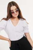 Blusa blanca con manga corta aglobada y escote en V