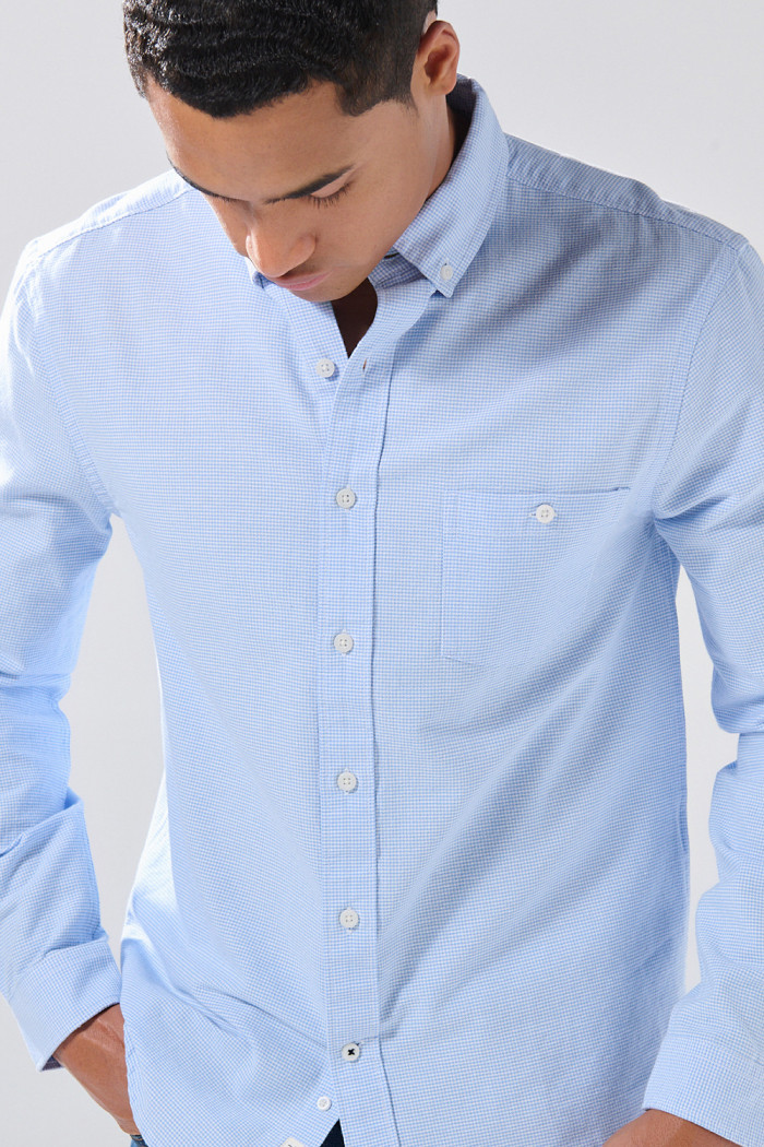 Camisa azul clara en algodón con cuello button down