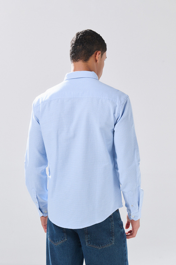 Camisa azul clara en algodón con cuello button down