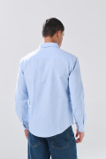Camisa azul clara en algodón con cuello button down