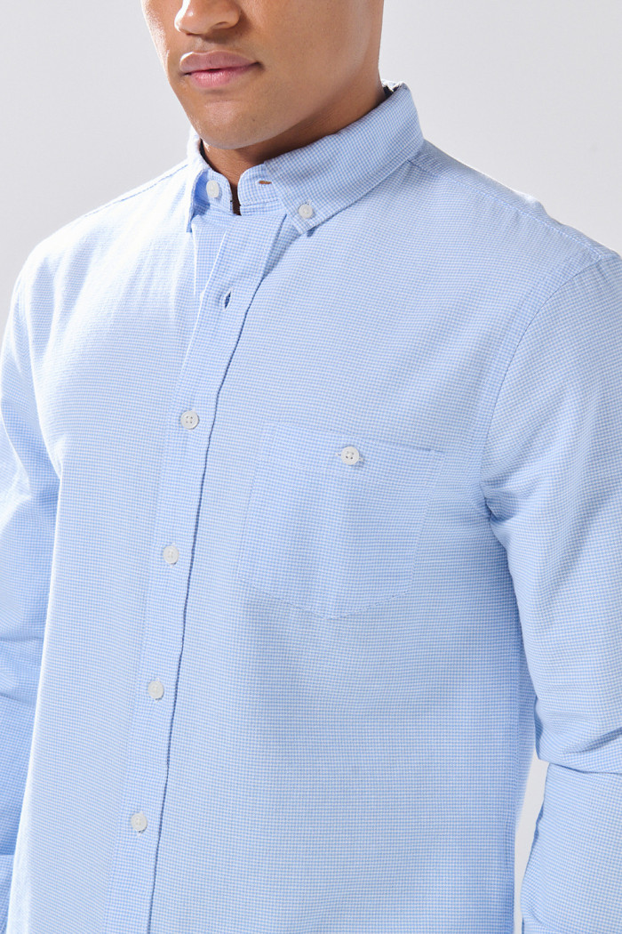 Camisa azul clara en algodón con cuello button down