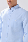 Camisa azul clara en algodón con cuello button down