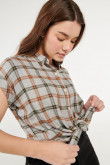 Blusa unicolor manga corta con estampado continuo de cuadros