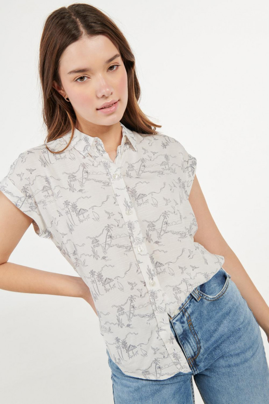 Blusa unicolor manga corta con estampado de figuras