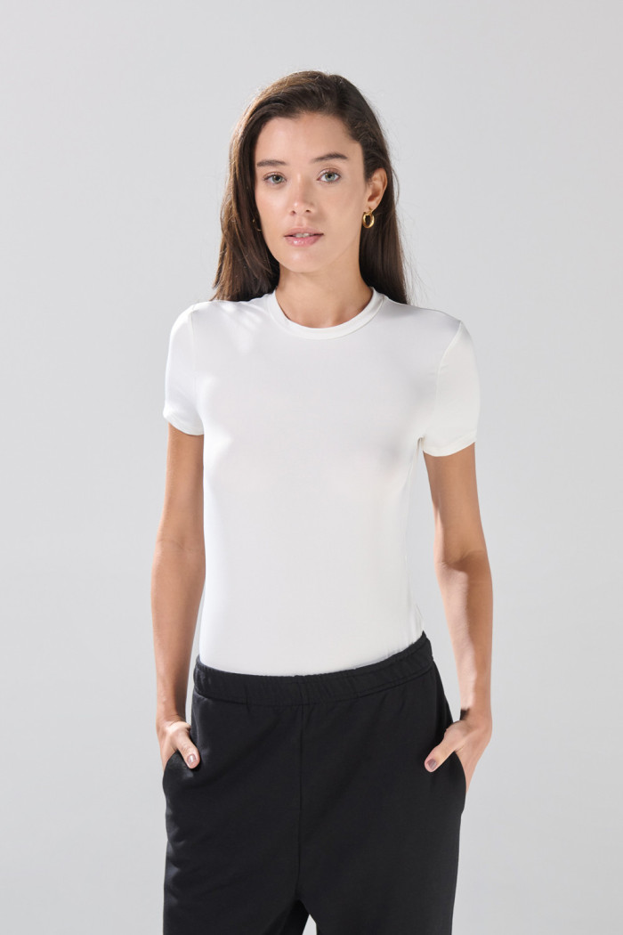 Body manga corta unicolor con cuello redondo y broche
