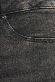 Jean push up gris oscuro con costuras negras y pretina ancha