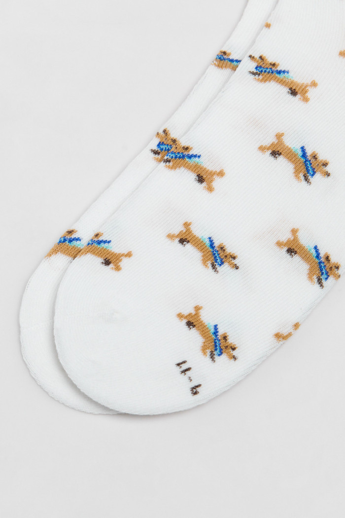 Medias cremas claras largas con diseños de perritos
