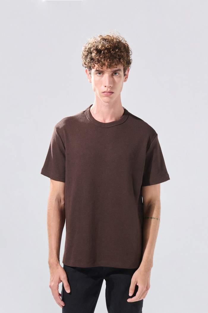 Camiseta manga corta unicolor con finas texturas

