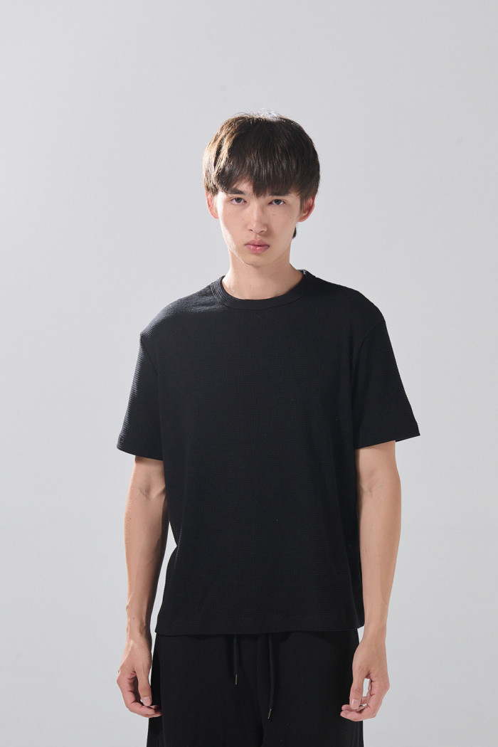 Camiseta manga corta unicolor con finas texturas

