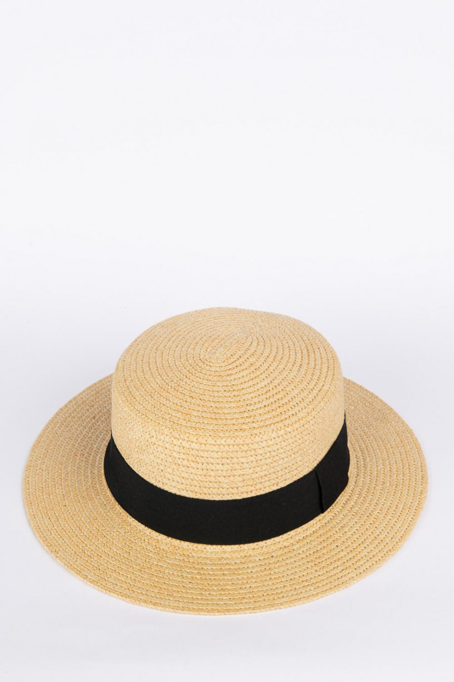 Sombrero kaky claro con cinta negra decorativa y ala plana