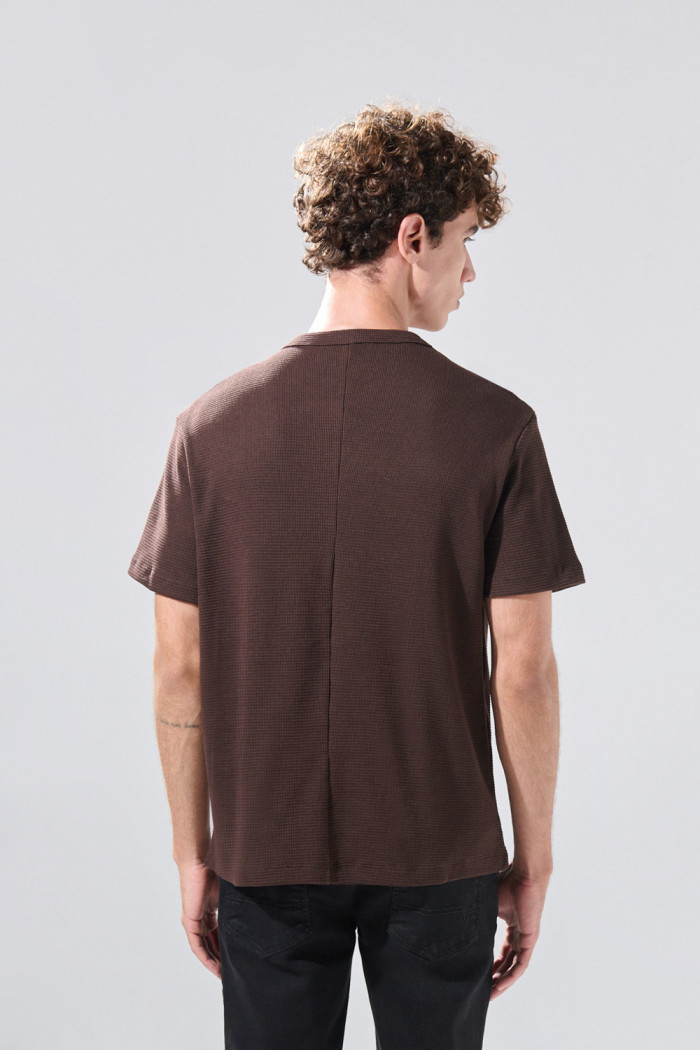 Camiseta manga corta unicolor con finas texturas
