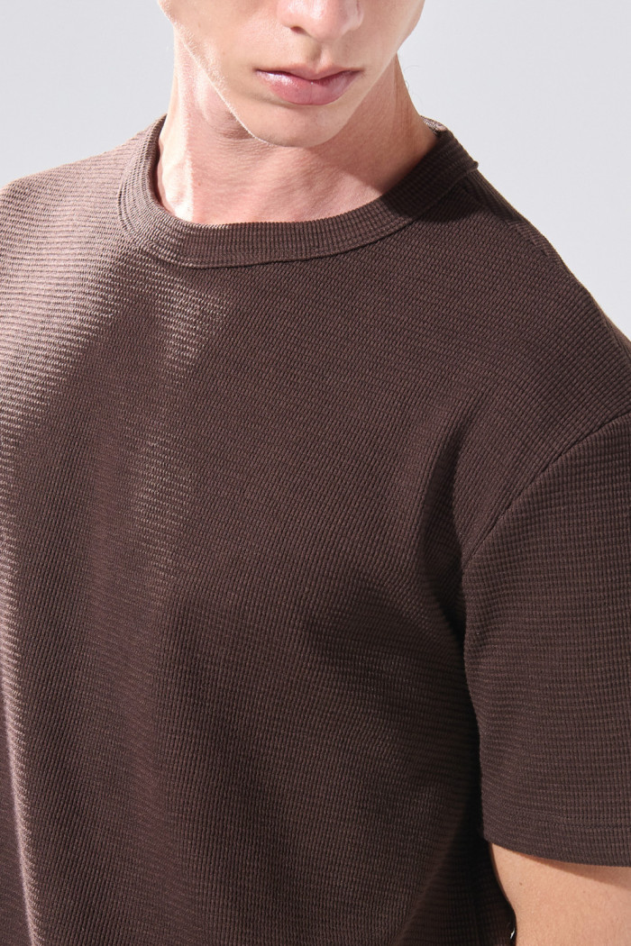 Camiseta manga corta unicolor con finas texturas
