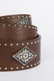 Cinturón sintético café medio con taches decorativos
