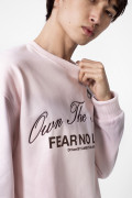 Buzo rosado cuello redondo oversize con arte college

