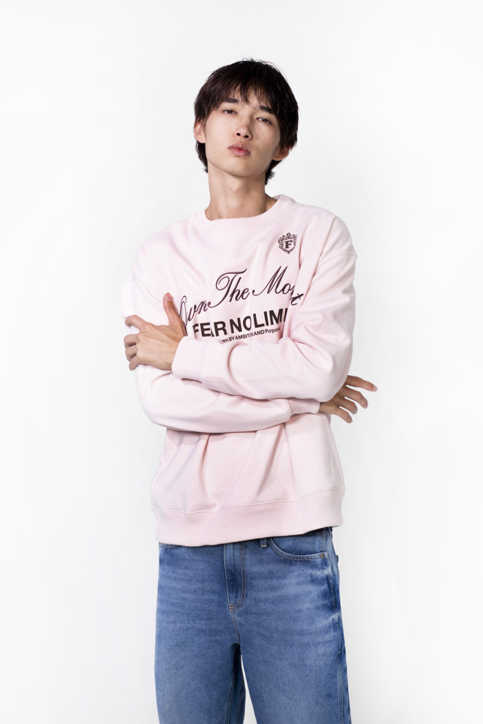Buzo rosado cuello redondo oversize con arte college
